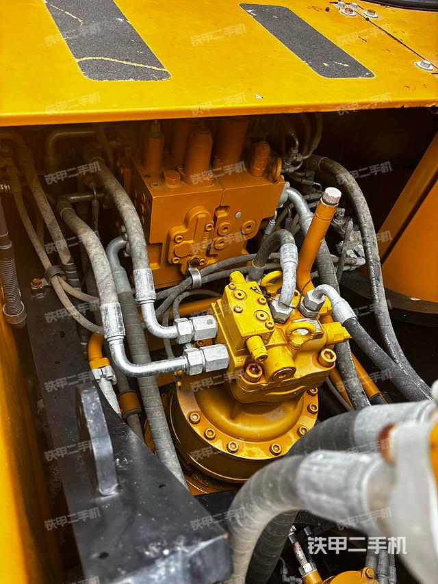 回轉(zhuǎn)馬達和主控閥(整機外觀) 回轉(zhuǎn)馬達和主控閥(整機外觀)