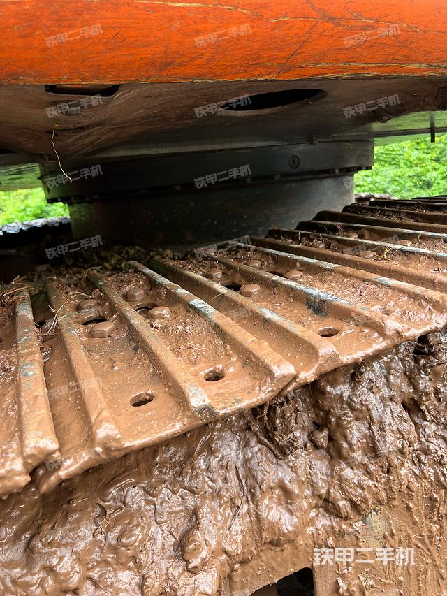 單側(cè)履帶整體(整機外觀) 單側(cè)履帶整體(整機外觀)