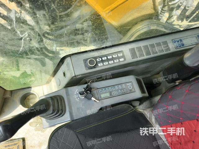 座椅右侧控制台/钥匙门/油门/含右手柄(驾驶室部分) 座椅右侧控制台/钥匙门/油门/含右手柄(驾驶室部分)