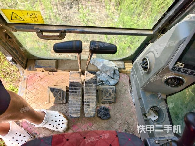 行走控制手柄和踏板 俯拍(驾驶室部分) 行走控制手柄和踏板 俯拍(驾驶室部分)