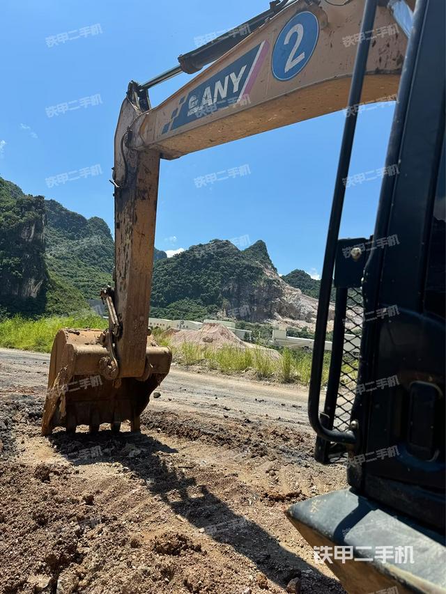 大臂油缸整体 竖拍(工作和回转装置) 大臂油缸整体 竖拍(工作和回转装置)