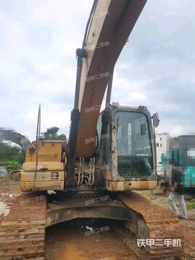 大臂油缸整体 竖拍(工作和回转装置) 大臂油缸整体 竖拍(工作和回转装置)