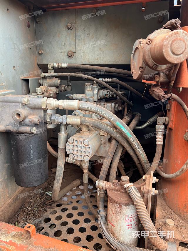 液壓泵艙室正面整體(整機外觀) 液壓泵艙室正面整體(整機外觀)