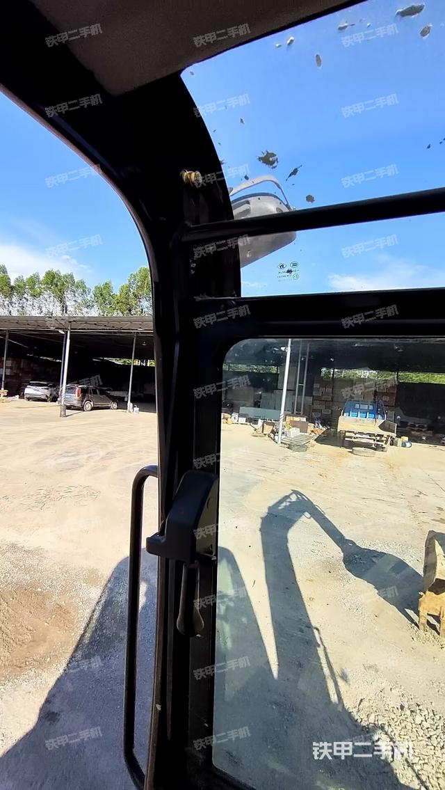 座椅左侧控制台/音响/含左手柄(驾驶室部分) 座椅左侧控制台/音响/含左手柄(驾驶室部分)