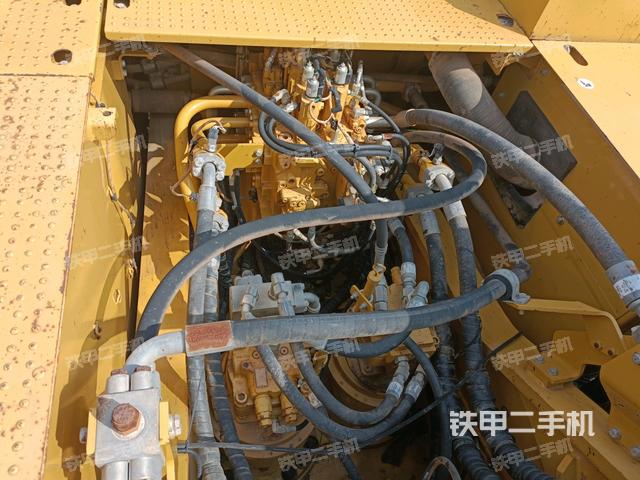 回转马达和主控阀(整机外观) 回转马达和主控阀(整机外观)