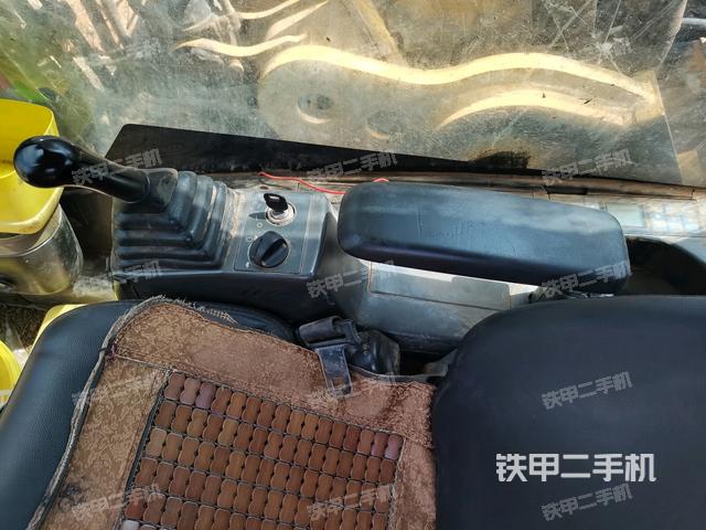 座椅右侧控制台/钥匙门/油门/含右手柄(驾驶室部分) 座椅右侧控制台/钥匙门/油门/含右手柄(驾驶室部分)