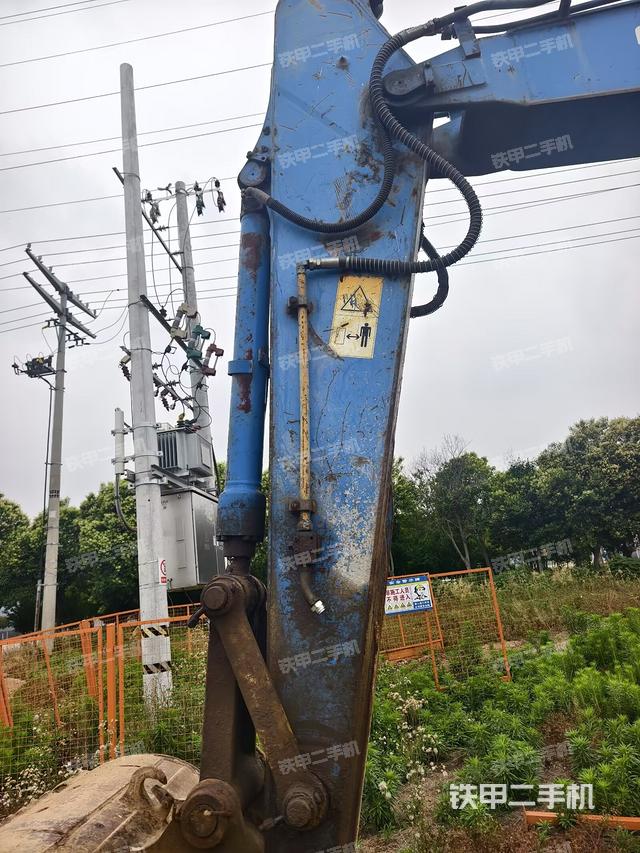 小臂整体左后(工作和回转装置) 小臂整体左后(工作和回转装置)