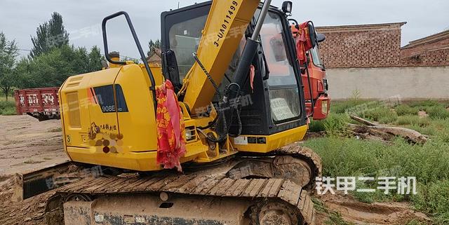 駕駛室頂部(整機(jī)外觀) 駕駛室頂部(整機(jī)外觀)