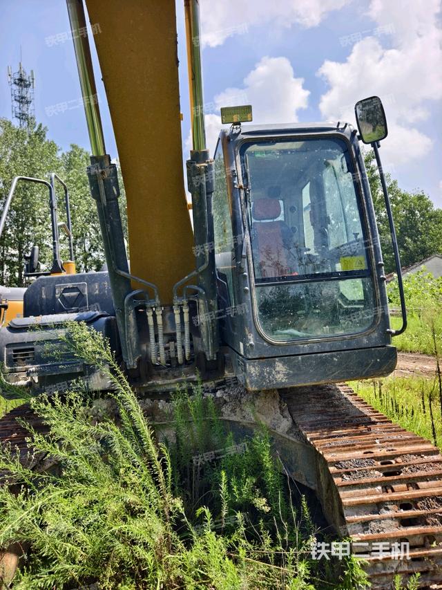 大臂油缸整体 竖拍(工作和回转装置) 大臂油缸整体 竖拍(工作和回转装置)