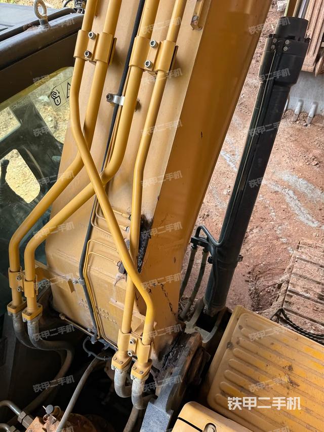 大臂油缸整体 竖拍（工作和回转装置）