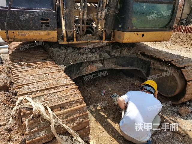 转盘和下车架正前(工作和回转装置) 转盘和下车架正前(工作和回转装置)