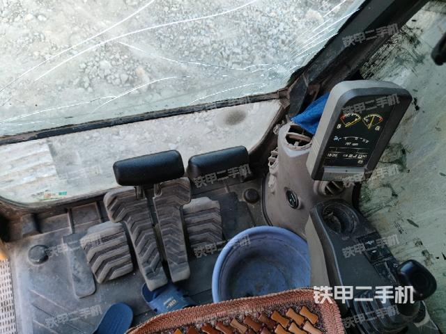 行走控制手柄和踏板 俯拍（驾驶室部分）