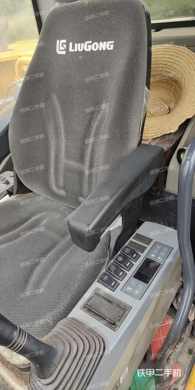 駕駛室整體(整機(jī)外觀) 駕駛室整體(整機(jī)外觀)