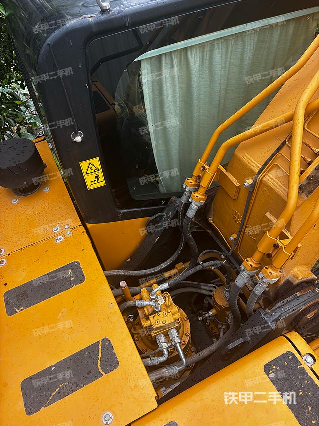 駕駛室頂部(整機外觀) 駕駛室頂部(整機外觀)