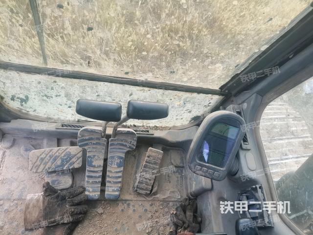 行走控制手柄和踏板 俯拍(驾驶室部分) 行走控制手柄和踏板 俯拍(驾驶室部分)