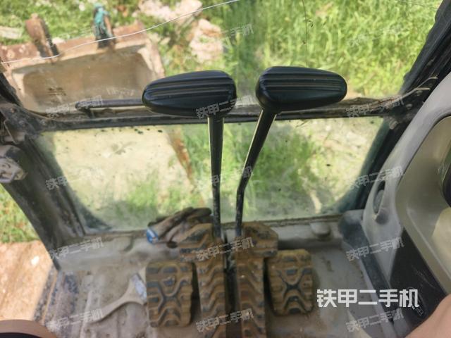 行走控制手柄和踏板 俯拍(驾驶室部分) 行走控制手柄和踏板 俯拍(驾驶室部分)