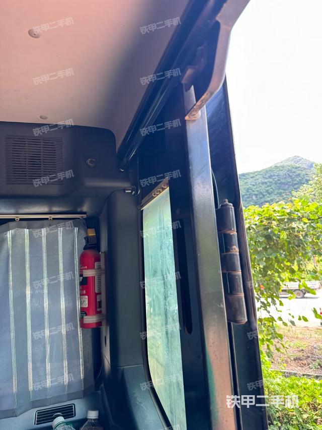 行走控制手柄和踏板 俯拍（驾驶室部分）