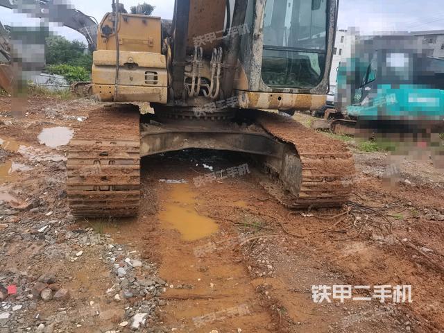 转盘和下车架正前(工作和回转装置) 转盘和下车架正前(工作和回转装置)