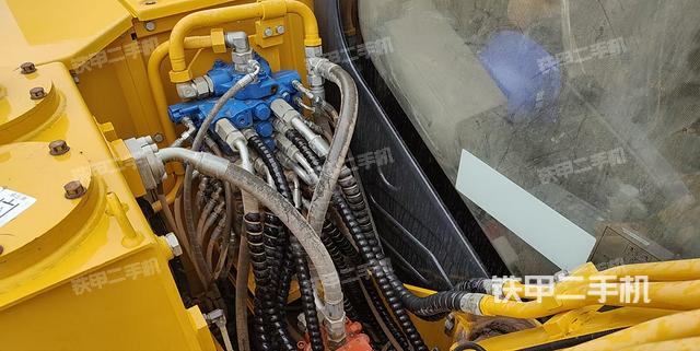 回轉(zhuǎn)馬達(dá)和主控閥(整機(jī)外觀) 回轉(zhuǎn)馬達(dá)和主控閥(整機(jī)外觀)