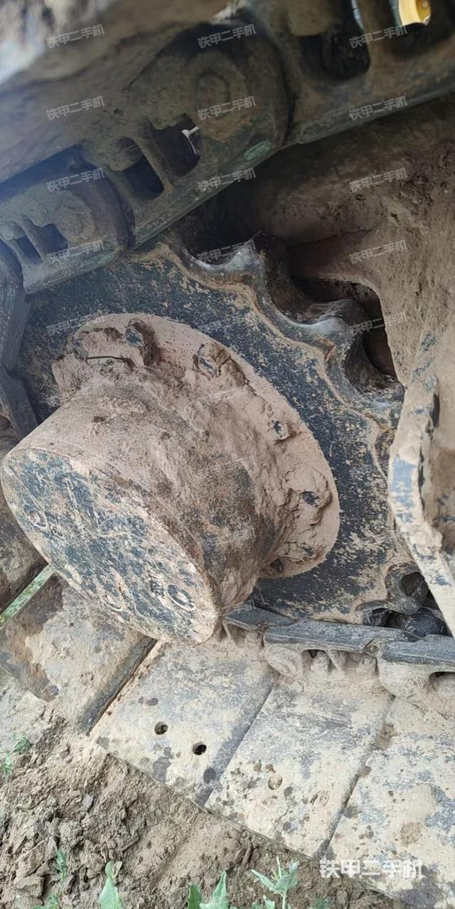 單側(cè)履帶整體(整機(jī)外觀) 單側(cè)履帶整體(整機(jī)外觀)