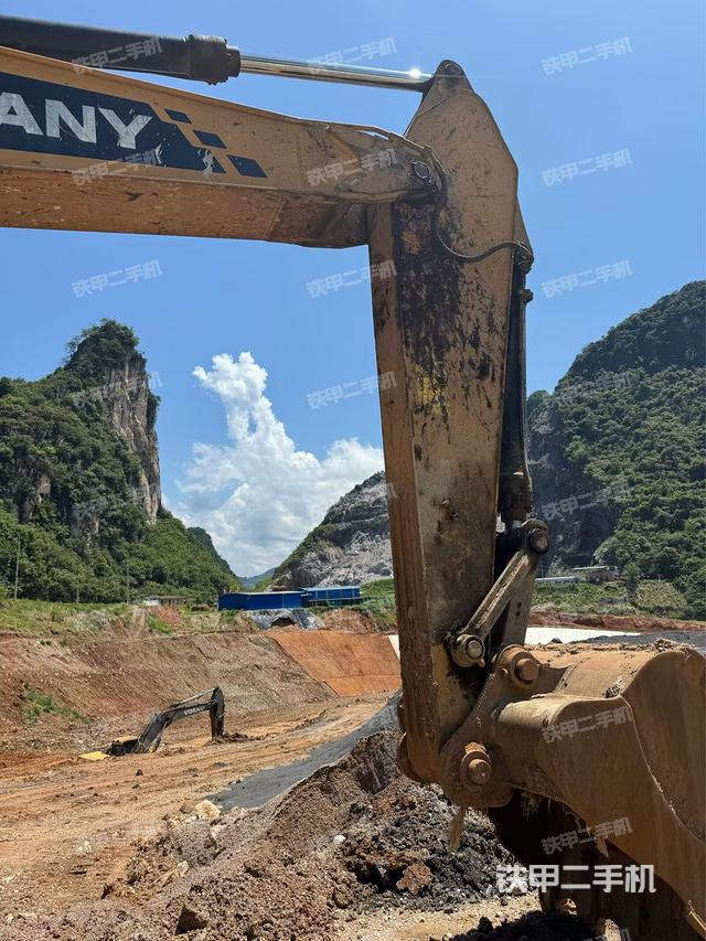 小臂整体右前(工作和回转装置) 小臂整体右前(工作和回转装置)