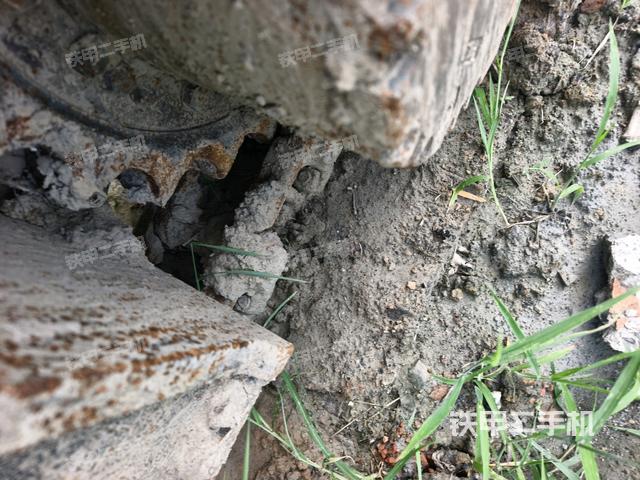 右侧履带整体(行走机构) 右侧履带整体(行走机构)