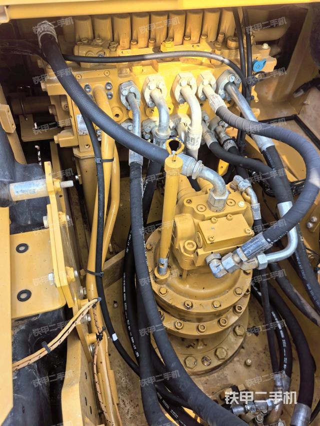 回转马达和主控阀(整机外观) 回转马达和主控阀(整机外观)