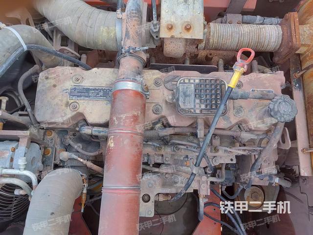 液壓泵艙室正面整體（整機外觀）