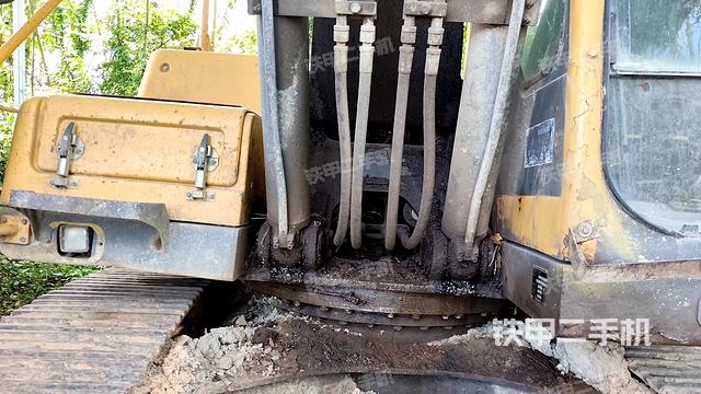 大臂油缸整体 竖拍(工作和回转装置) 大臂油缸整体 竖拍(工作和回转装置)