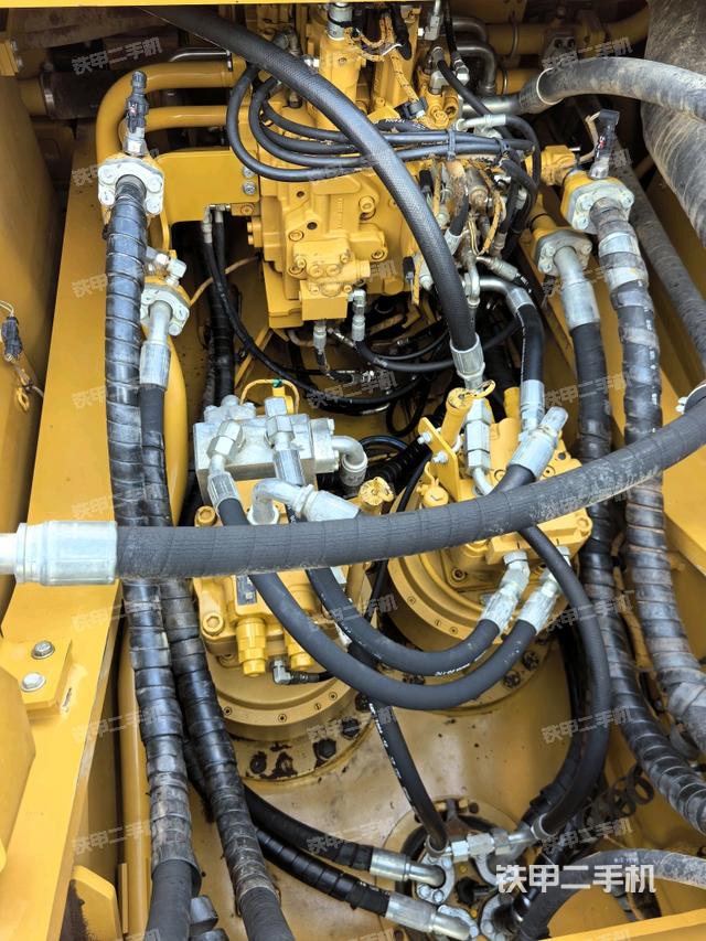 回转马达和主控阀(整机外观) 回转马达和主控阀(整机外观)