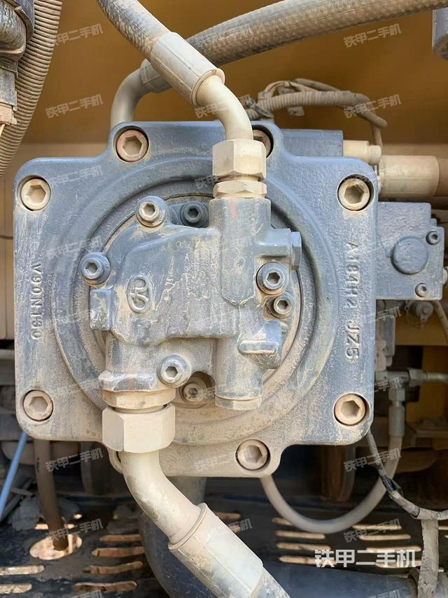 液压泵舱室正面整体（整机外观）