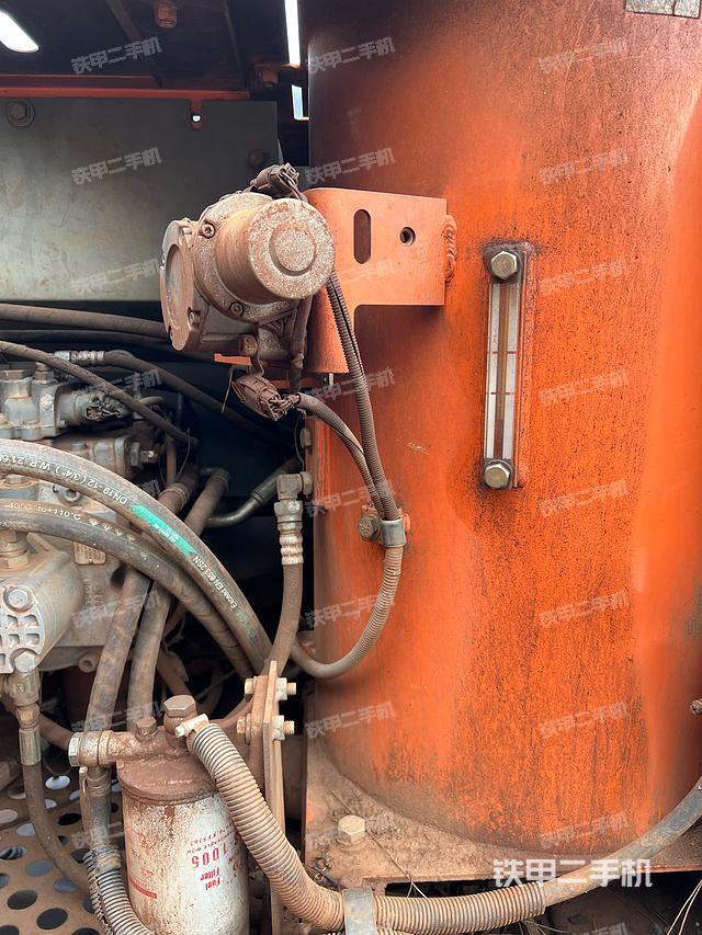 回轉(zhuǎn)馬達和主控閥(整機外觀) 回轉(zhuǎn)馬達和主控閥(整機外觀)