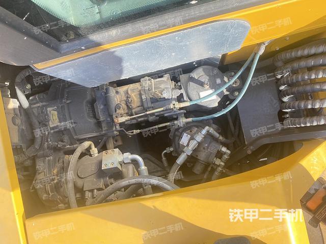 液壓泵艙室正面整體(整機外觀) 液壓泵艙室正面整體(整機外觀)