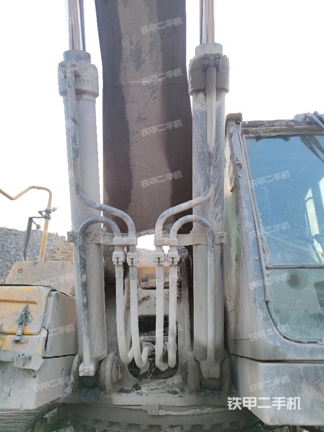 大臂油缸整体 竖拍（工作和回转装置）