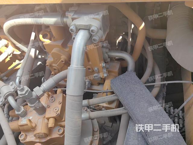 回转马达和主控阀(整机外观) 回转马达和主控阀(整机外观)