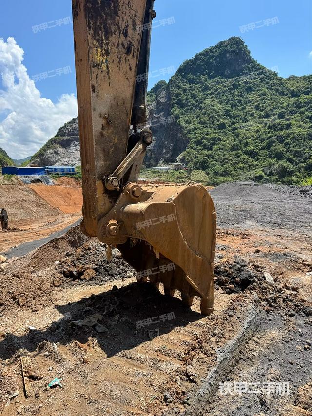 转盘和下车架正前(工作和回转装置) 转盘和下车架正前(工作和回转装置)