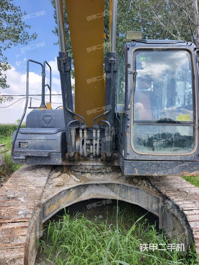 大臂油缸整体 竖拍(工作和回转装置) 大臂油缸整体 竖拍(工作和回转装置)