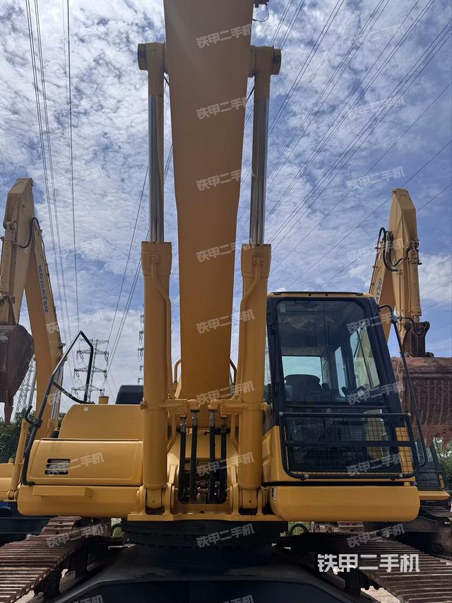 大臂油缸整体 竖拍（工作和回转装置）