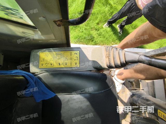 座椅左侧控制台/音响/含左手柄(驾驶室部分) 座椅左侧控制台/音响/含左手柄(驾驶室部分)