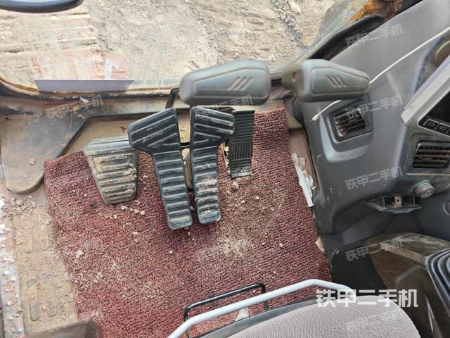 行走控制手柄和踏板 俯拍(驾驶室部分) 行走控制手柄和踏板 俯拍(驾驶室部分)