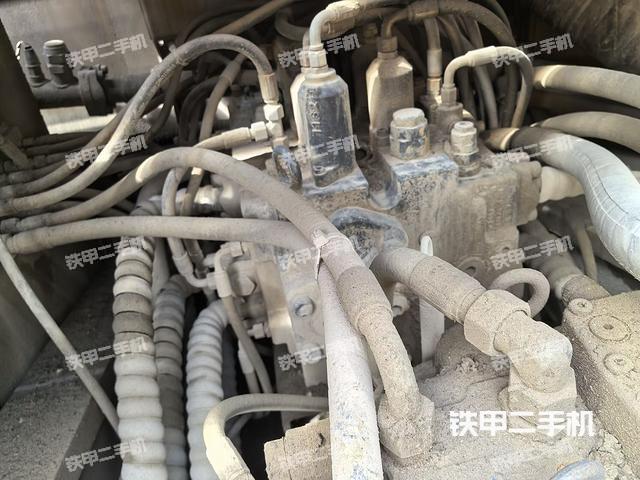 回轉(zhuǎn)馬達(dá)和主控閥(整機(jī)外觀) 回轉(zhuǎn)馬達(dá)和主控閥(整機(jī)外觀)