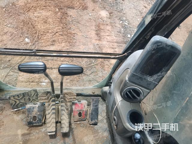 行走控制手柄和踏板 俯拍(驾驶室部分) 行走控制手柄和踏板 俯拍(驾驶室部分)