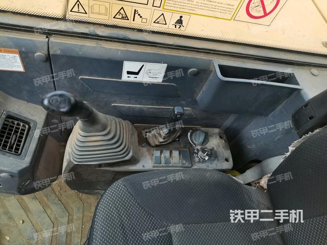 座椅左侧控制台/音响/含左手柄(驾驶室部分) 座椅左侧控制台/音响/含左手柄(驾驶室部分)