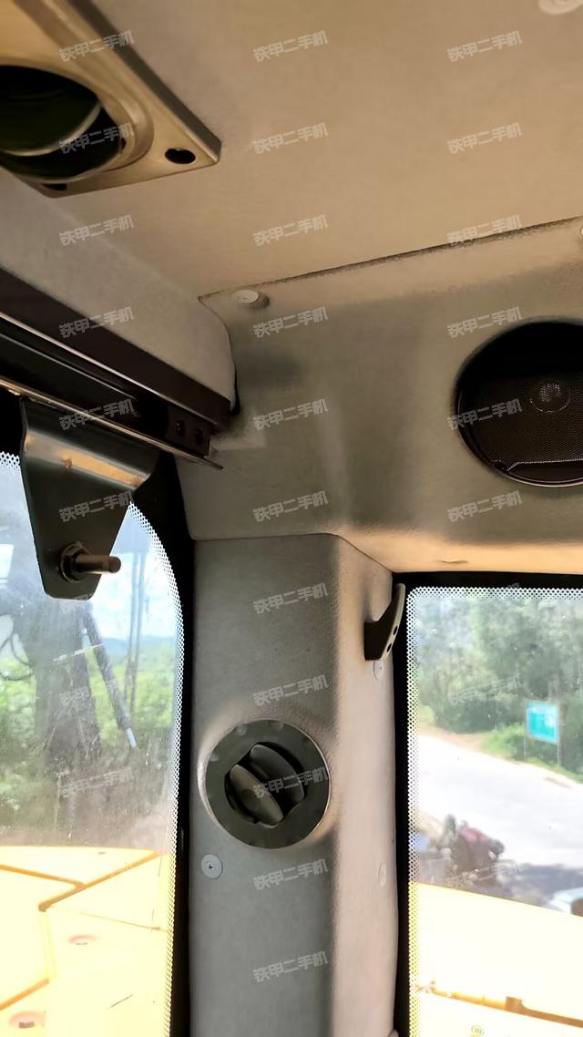 行走控制手柄和踏板 俯拍（驾驶室部分）