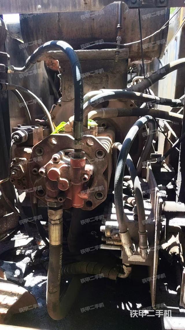 液壓泵艙室正面整體(整機(jī)外觀) 液壓泵艙室正面整體(整機(jī)外觀)