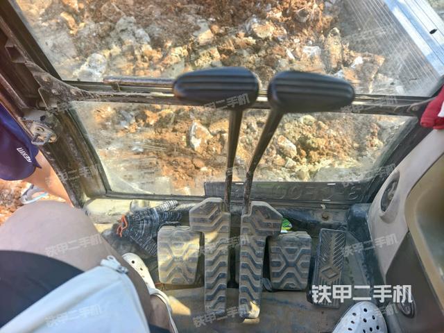 行走控制手柄和踏板 俯拍（驾驶室部分）