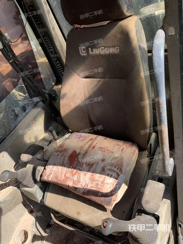 驾驶室整体(整机外观) 驾驶室整体(整机外观)