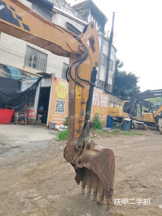 小臂整体右前(工作和回转装置) 小臂整体右前(工作和回转装置)