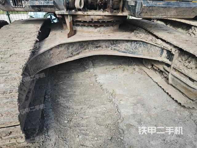 转盘和下车架正前(工作和回转装置) 转盘和下车架正前(工作和回转装置)