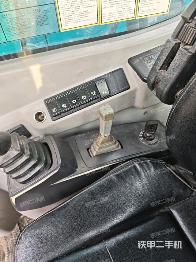 座椅右侧控制台/钥匙门/油门/含右手柄（驾驶室部分）